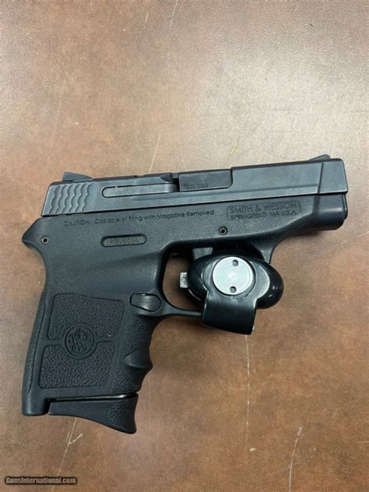 الماده التي تنتشر لتملا الوعاء الذي توضع فيه هي