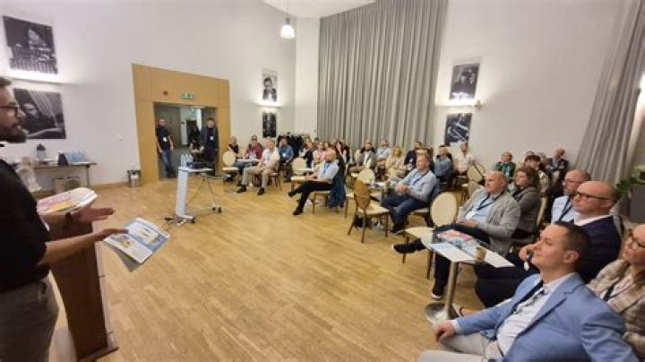 توصف المعادن جميعها بأنها