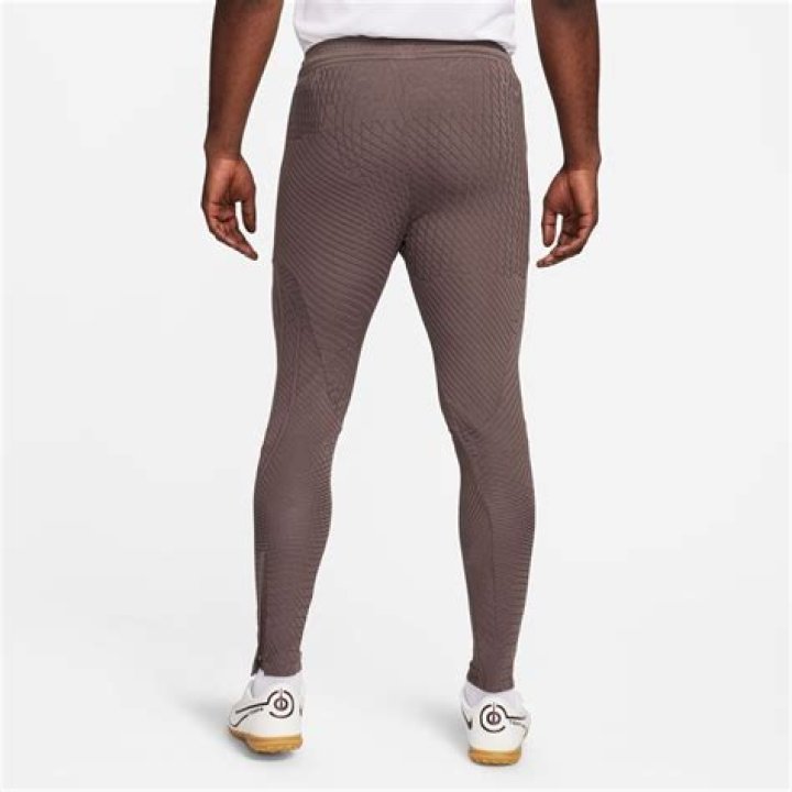 ماثمن ١٢ ورقة من اوراق الزينة و٤ العاب و٣ بالونات