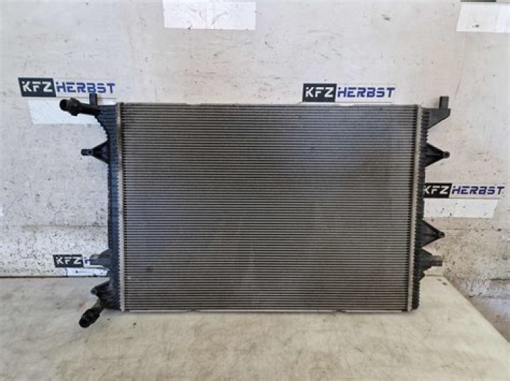 إذا توقفت سيارة صغيرة عند إشارة ضوئية وصدمتها حافلة من الخلف حددماذا سيحدث ؟