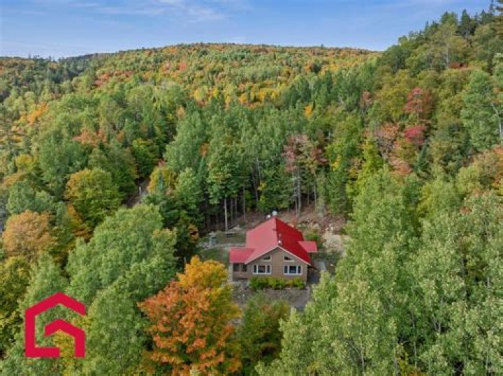 تقع جزيرة جنا غرب المملكة العربية السعودية في البحر الأحمر