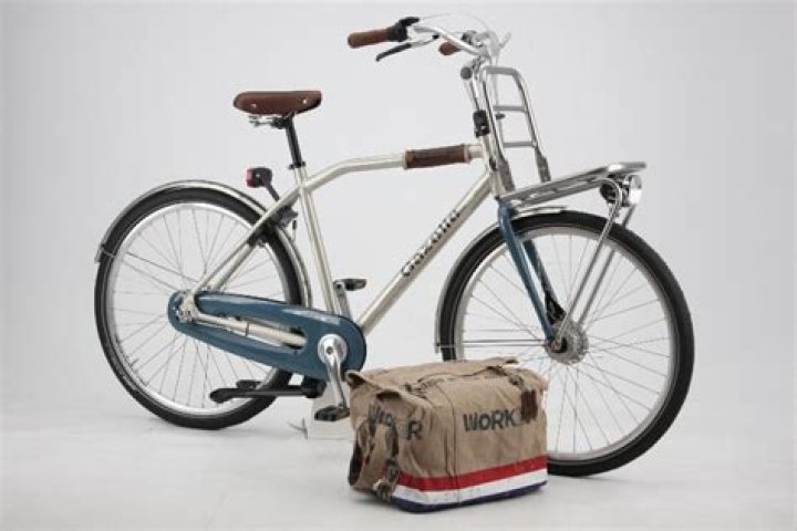 تولى خادم الحرمين الشريفين الملك سلمان بن عبدالعزيز مقاليد الحكم عام 1436 ه