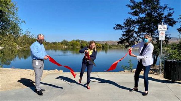 3.5 acres, new covered seating and walking paths added near Quinn's Pond