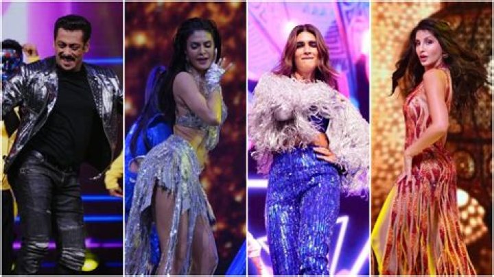 Akshay Kumar dons lehenga as he dances with Nora Fatehi in Atlanta; starts US tour with Gayatri Mantra – India TV