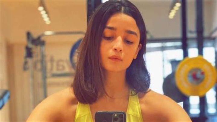 Alia Bhatt chops her hair short during lockdown. Is 'loved one' Ranbir Kapoor her hair stylist? – India TV
