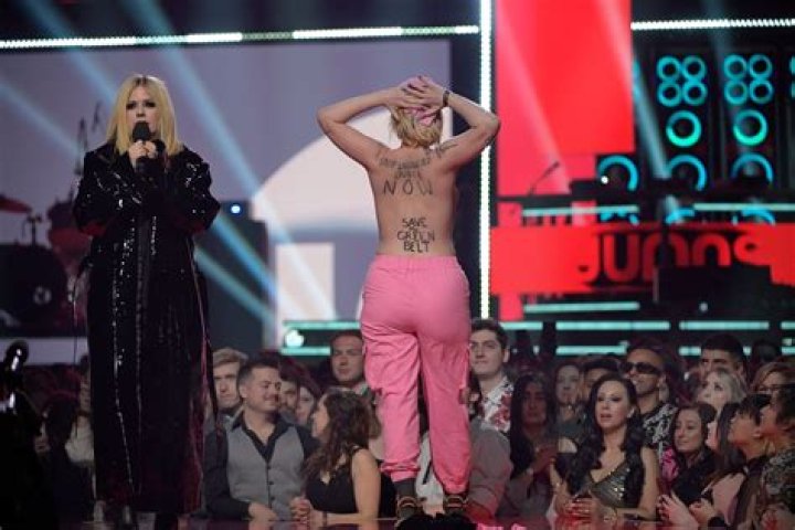 Avril Lavigne Confronted A Topless Protestor At The Juno Awards