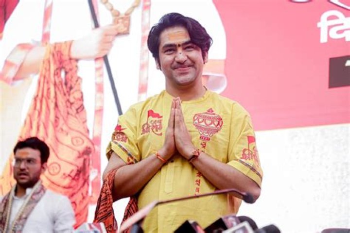 Bageshwar Baba kicks up another controversy, demands 'Hindu' nation