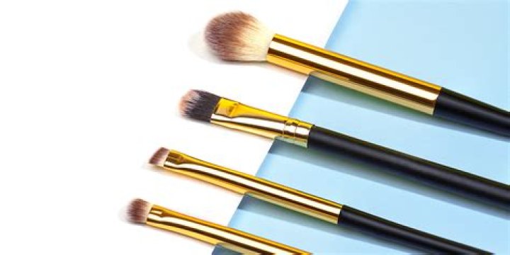 17 Best Eyeshadow Brushes According to a Makeup Artist