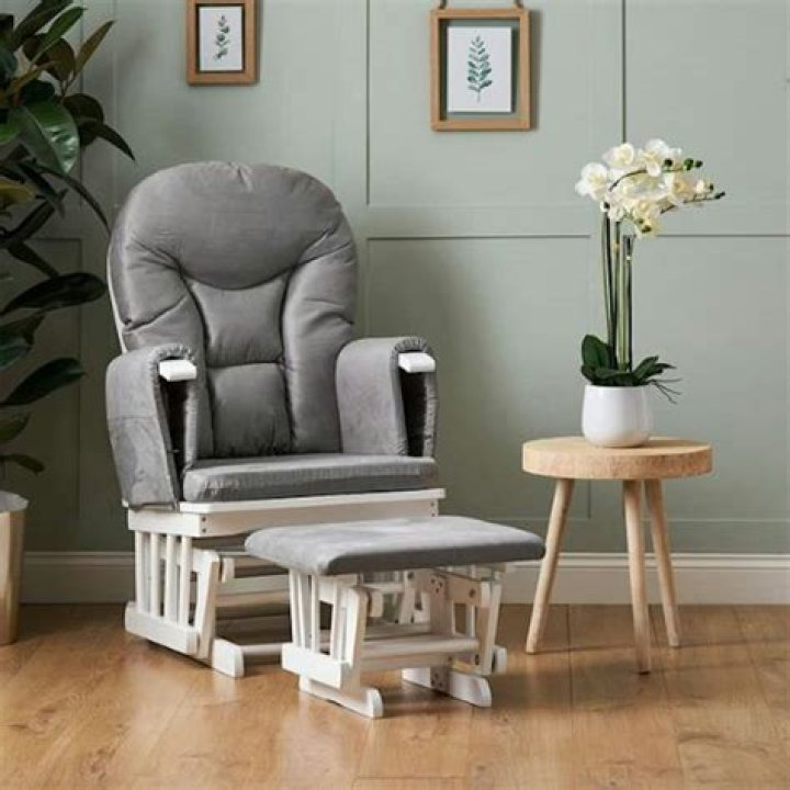 Nursing Chairs: 9 Top Picks For Comfort & Style
