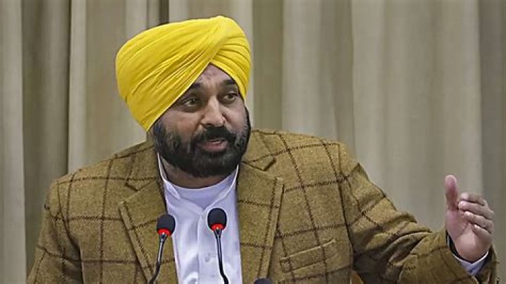 Bhagwant Mann sings 'Challa' rendition at Republic Day event, Punjab Governor says 'Kamaal kar diya aapne' – India TV