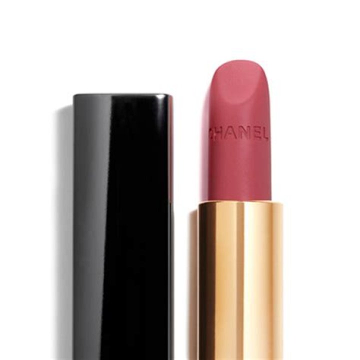 Chanel Rouge Allure Velvet Lipstick Review: I Tried Margot Robbie's Favourite Lipstick And These Were My Thoughts