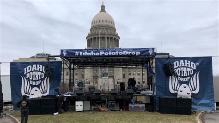 Crews prep for Idaho Potato Drop in downtown Boise