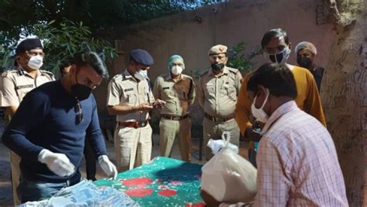 Amit Mishra, with help of Delhi Police, comes forward to serve the needy amid COVID-19 pandemic – India TV
