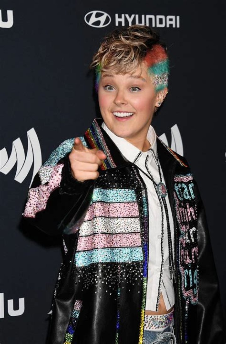 JoJo Siwa: The Bow Queen – Does She Still Wear Bows?