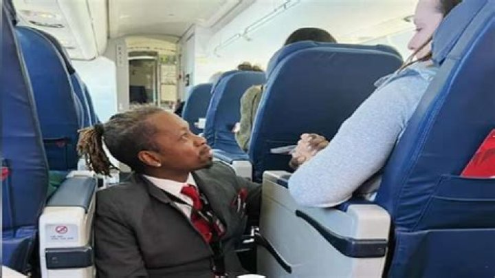 Flight attendant sits down on floor, holds nervous passenger's hands to comfort her, pic goes viral – India TV