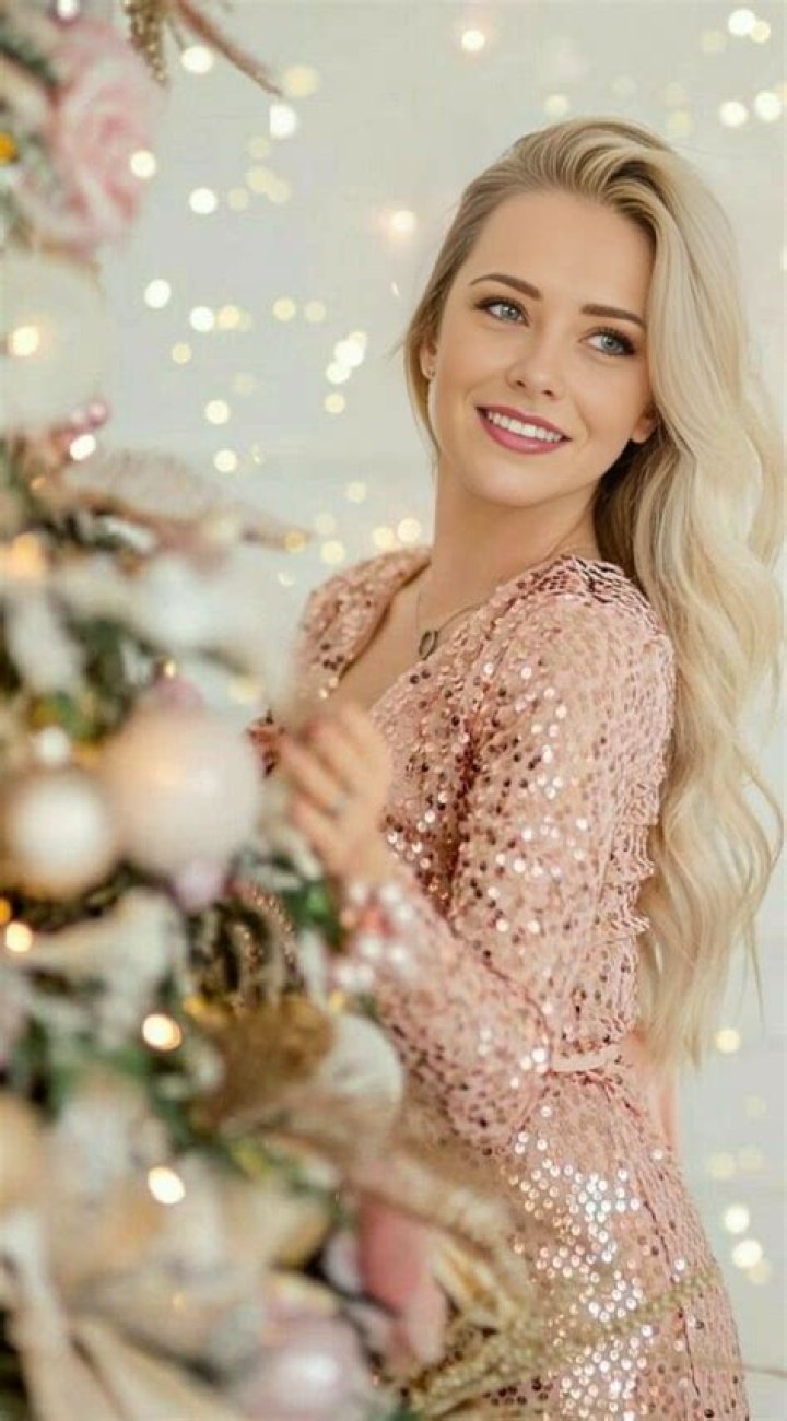 Capturing The Magic: Glamorous Christmas Photos To Cherish Forever