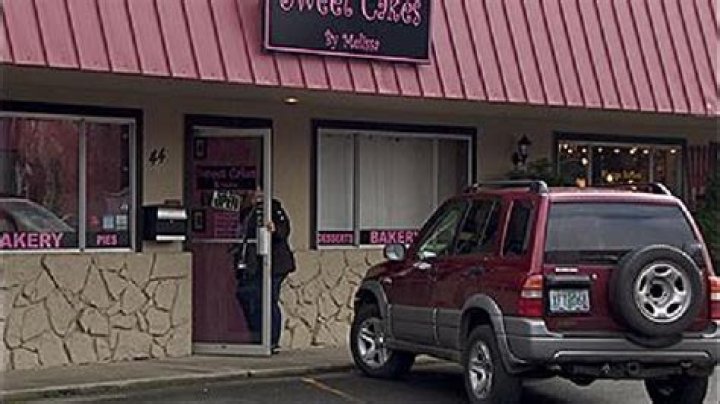 Gresham bakery that refused to make cake for lesbian couple closes