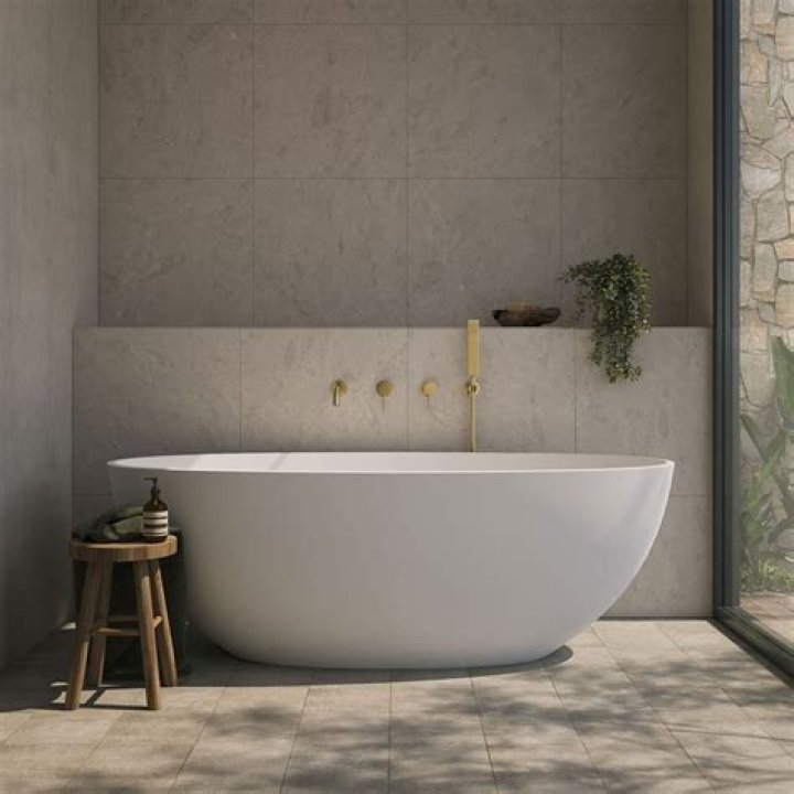 Question: How Far Off The Wall Should A Freestanding Bath Be