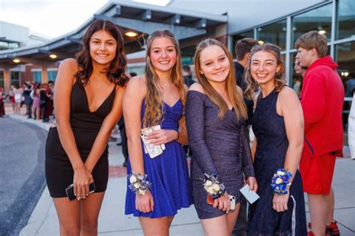 Quick Answer: How Old Are Seniors In American High School