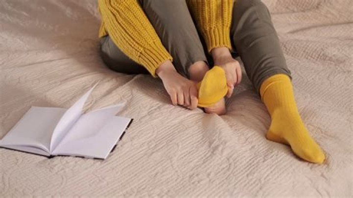 Quick Answer: How To Warm Feet In Bed