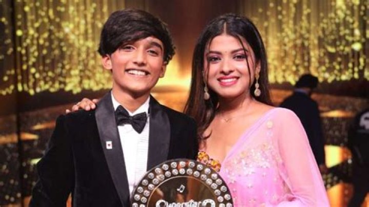 Indian Idol 12 winner Pawandeep Rajan celebrates his birthday with Arunita Kanjilal on set