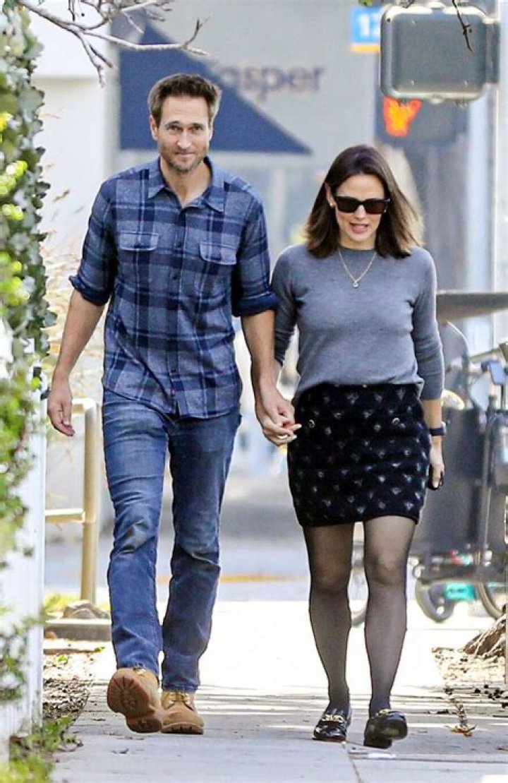 Exploring The Love Life Of Jen Garner: Who Is She Dating Now?