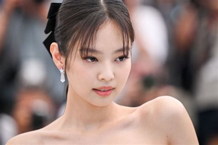 Jennie From BLACKPINK Stuns On The Runway For Jacquemus In Capri