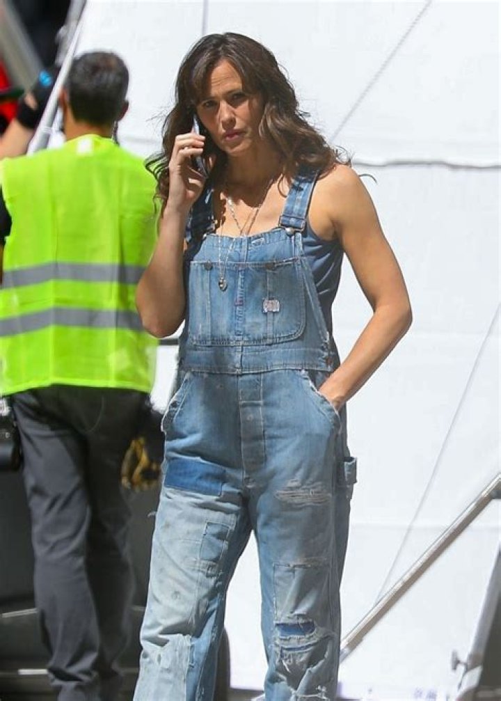 Stylish Comfort: The Allure Of Jennifer Garner's Overalls