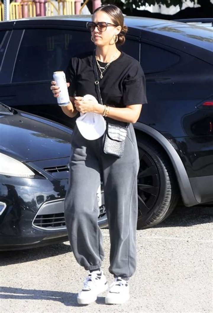 Unveiling The Style: Jessica Alba's Iconic Purse Collection