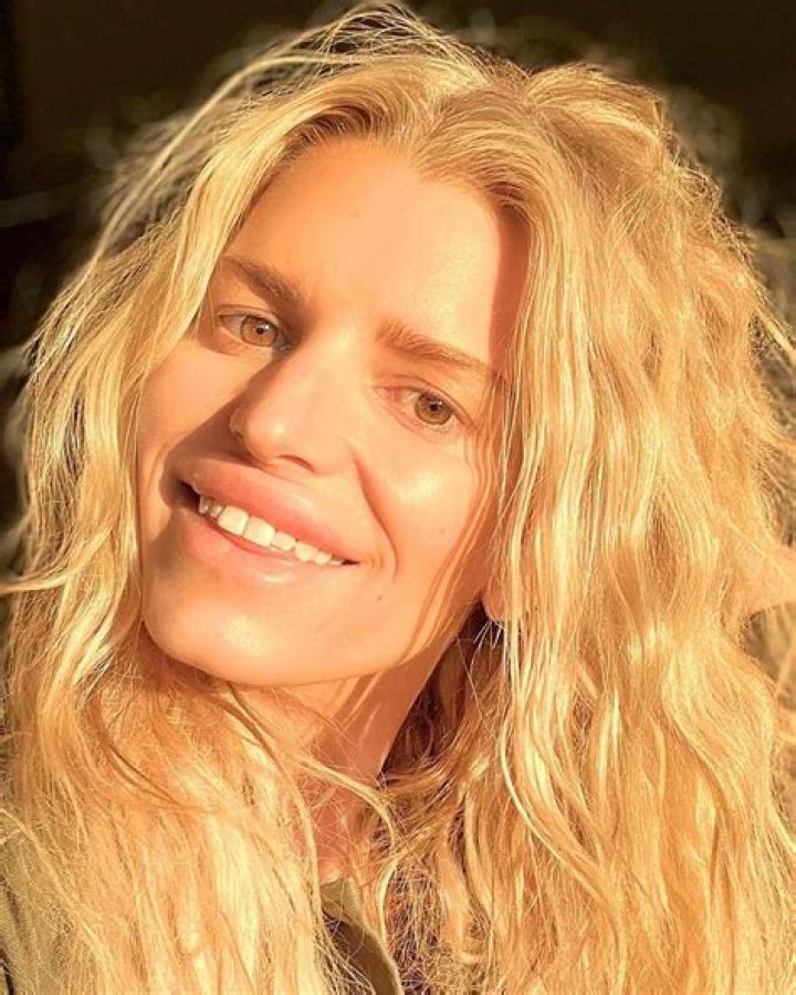 Unveiling The Real Jessica Simpson: A Look At Her Makeup-Free Moments