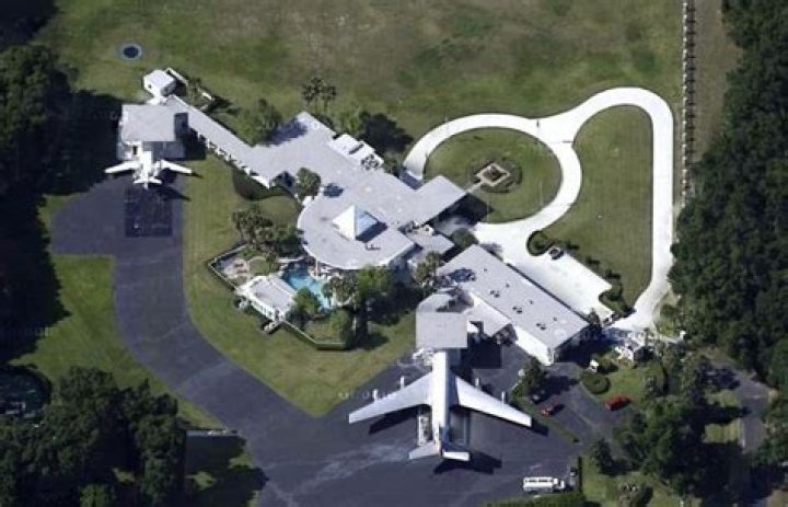 John Travolta house - Read up on all the latest about John Travolta house on Newsner