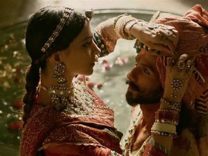 Karni Sena threatens to chop Deepika Padukone's nose if movie Padmavati is released