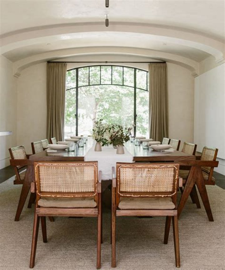 Kourtney Kardashian's Dining Room: A Glimpse Into Glamour