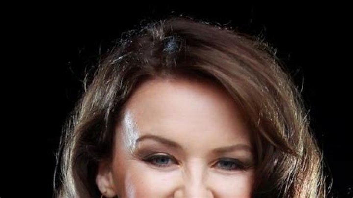 Kylie Minogue’s brunette curls - celebrity hair and hairstyles