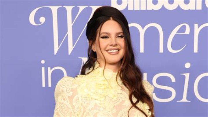 Lana Del Rey face of Versace campaign rumours - celebrity news