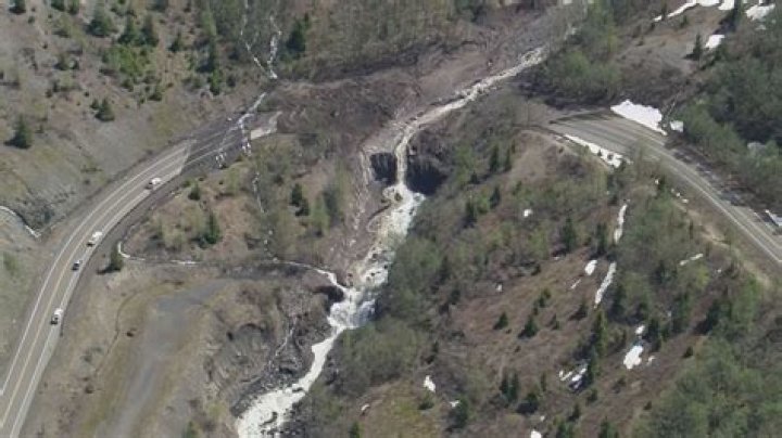 12 people, dog rescued by helicopter after landslide near Mt. St. Helens stranded them