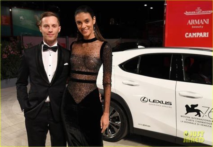 Laysla De Oliveira's Husband: Unveiling The Man Behind The Actress