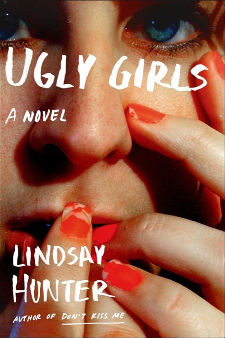 Beautiful woman thinks she’s ugly, takes 100 selfies before stepping out of the house. – India TV