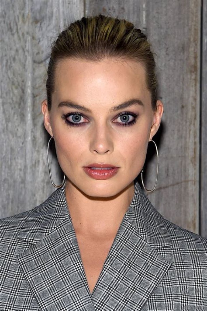 Margot Robbie best hair & makeup - celebrity beauty 2020