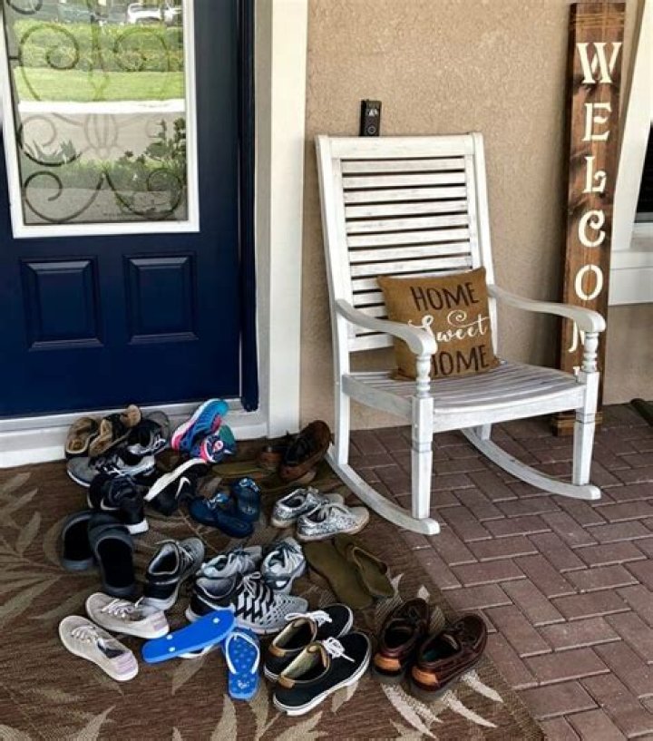 Mom sees teenagers’ shoes sprawled on porch – then the truth hits her like a ton of bricks
