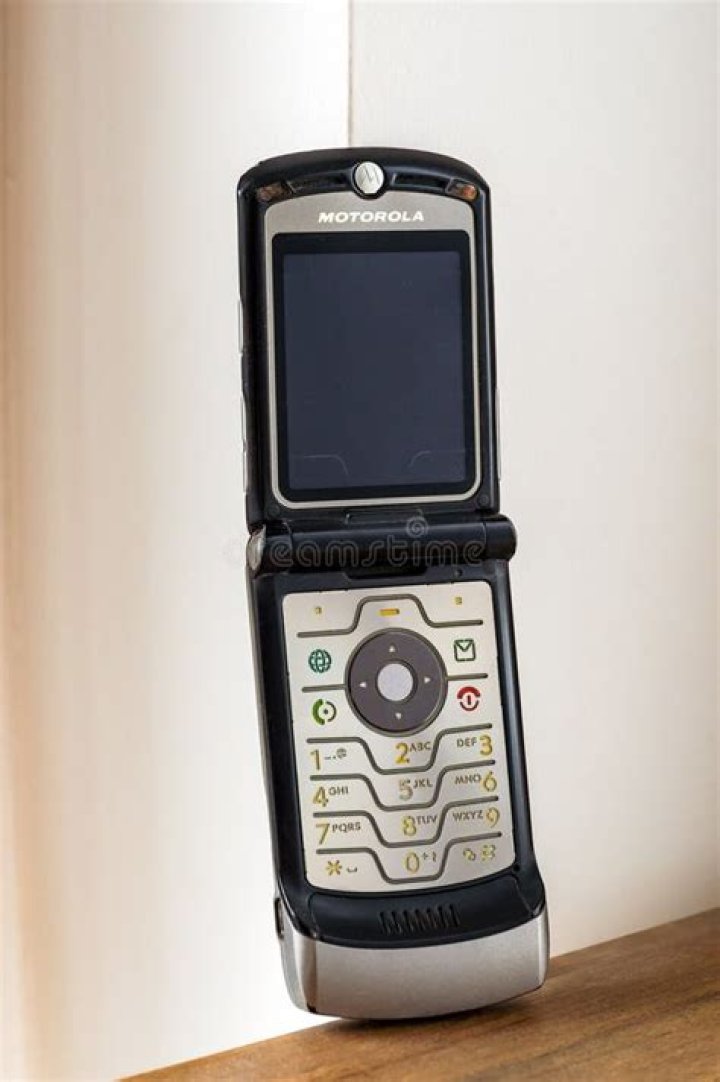 Motorola Razr flip phone is being brought back; 90s