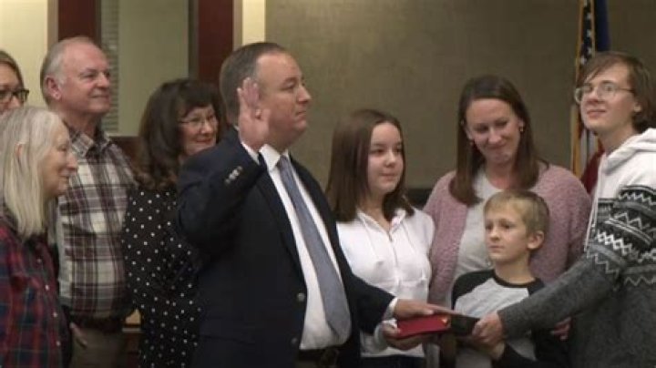 New Meridian mayor Robert Simison sworn into office