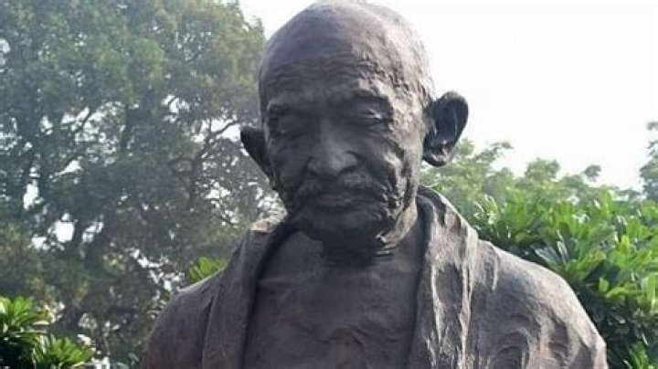 Life-sized Mahatma Gandhi statue vandalised in New York – India TV