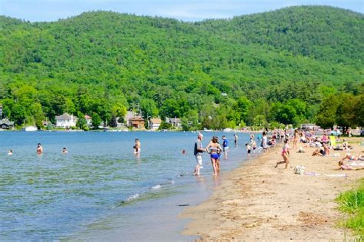 Unraveling The Mystery: The Day A Passerby Found A Small Child Alone On The Beach And Crying