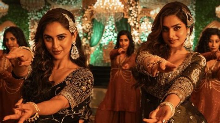Rithvik Dhanjani, Krystle Dsouza and their friends bid adieu to Lord Ganesha in filmy style
