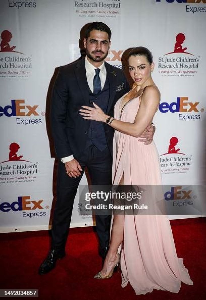 Exploring The Life Of Roberto Hernandez's Wife