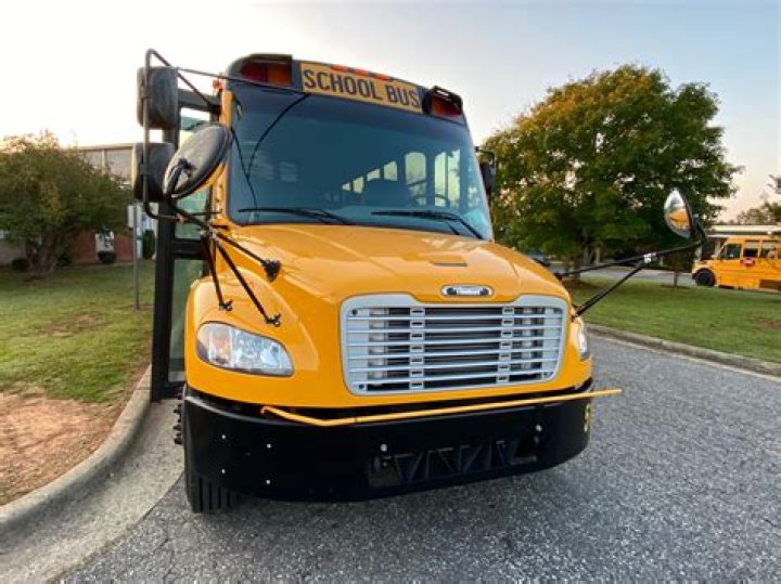 School bus drivers pay tribute to new graduates by spelling ‘2020’ with their buses