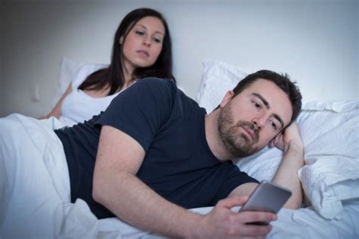 'Scumbag' Husband Slammed After Sending Nudes to Another Mom From School