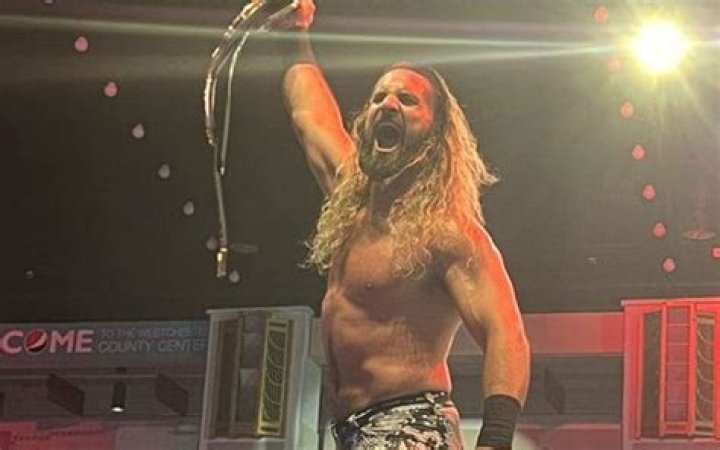Seth Rollins Defends World Heavyweight Title For First Time At WWE Live Event
