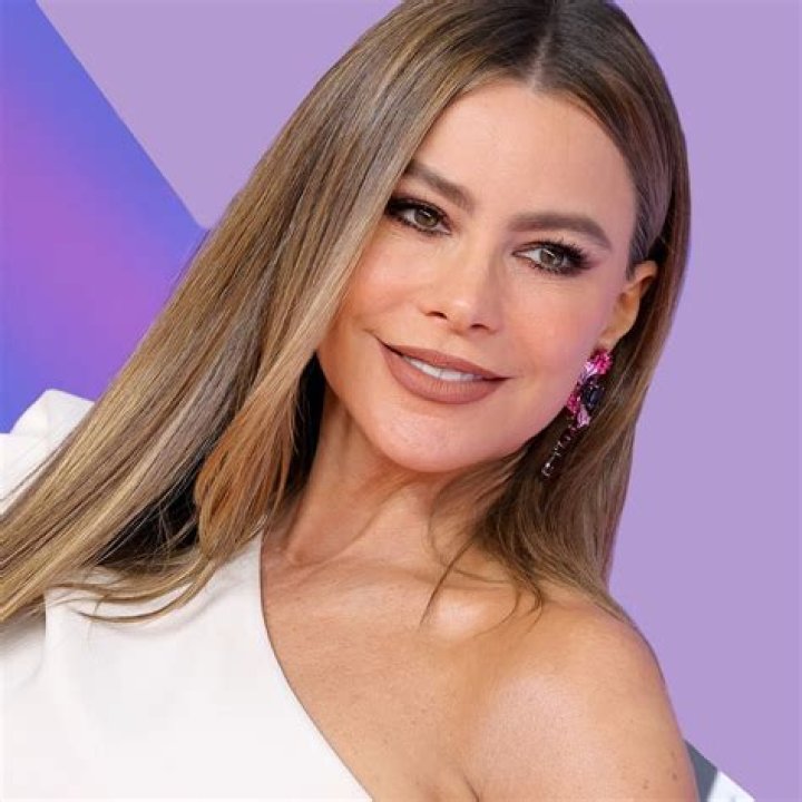 Sofía Vergara Shares A Makeup-Free Selfie From Paris Bathtub